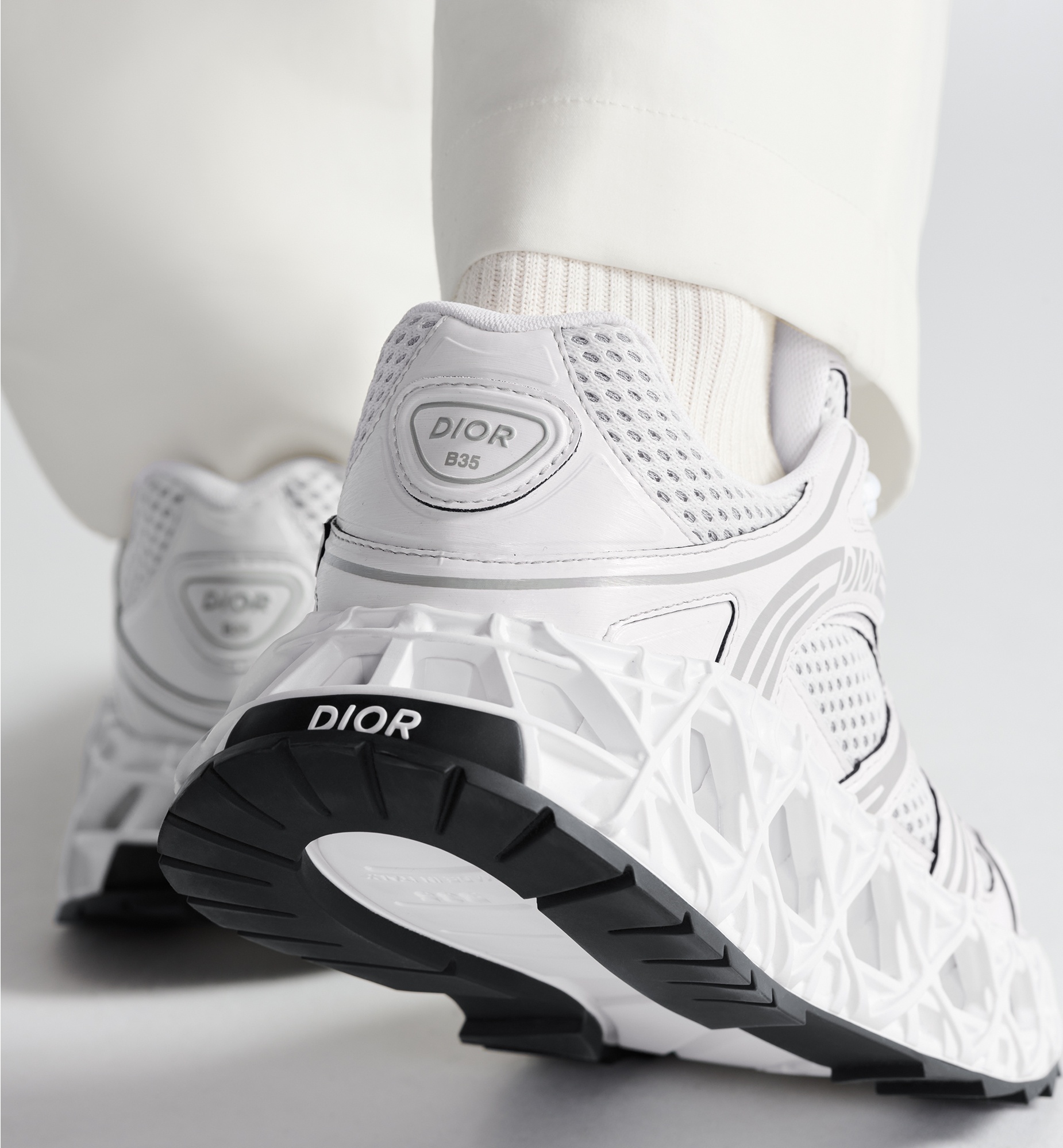 未来感あふれる一足｜B35 NXXT スニーカー【Dior】 B35 NXXT Sneaker – LIMITED AND NUMBERED EDITION Neon Orange