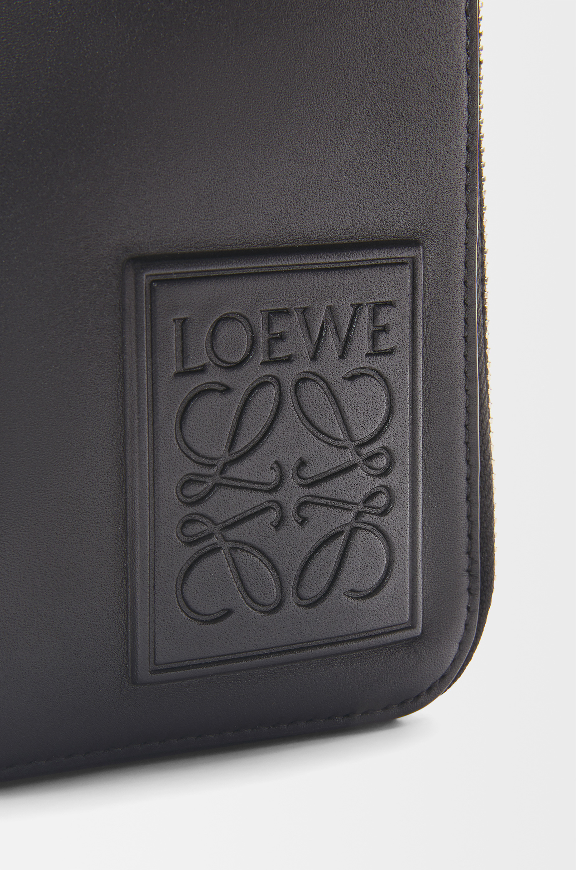 Vertical crossbody pocket in satin calfskin - 7