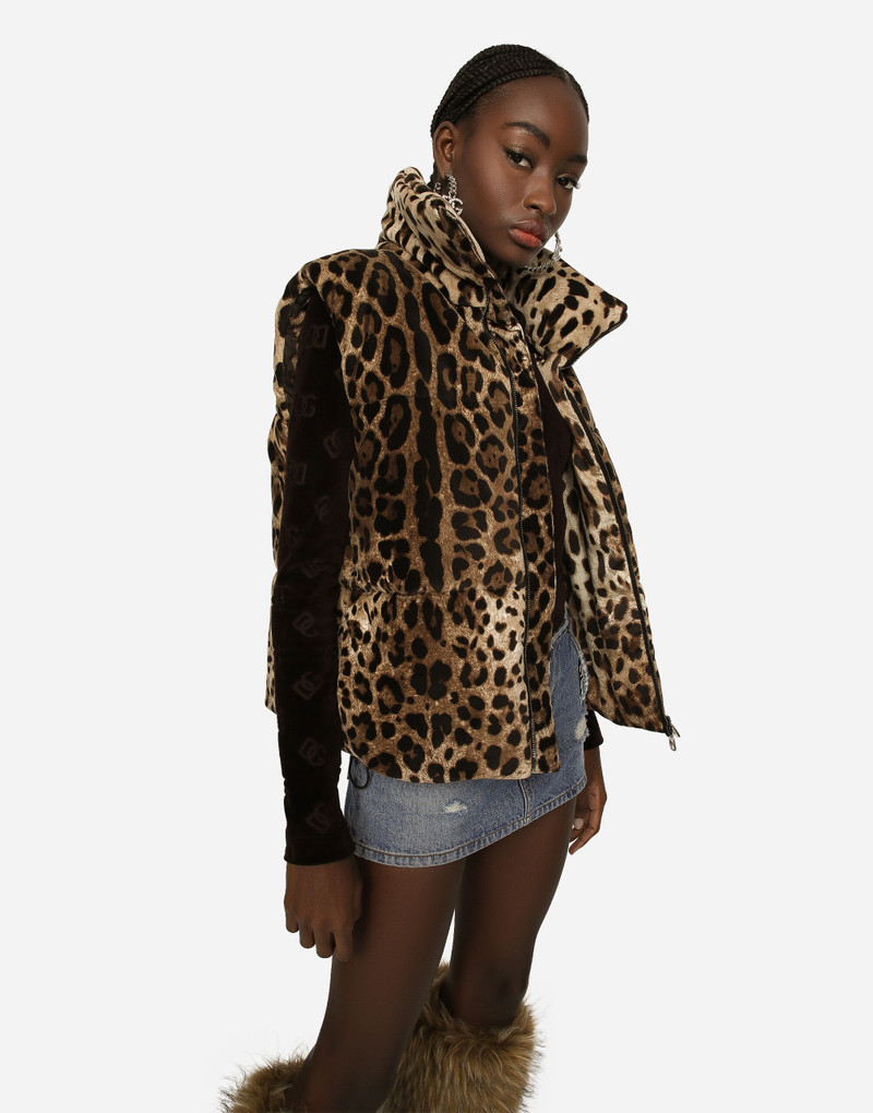 Sleeveless leopard-print jacket with logo tag 4