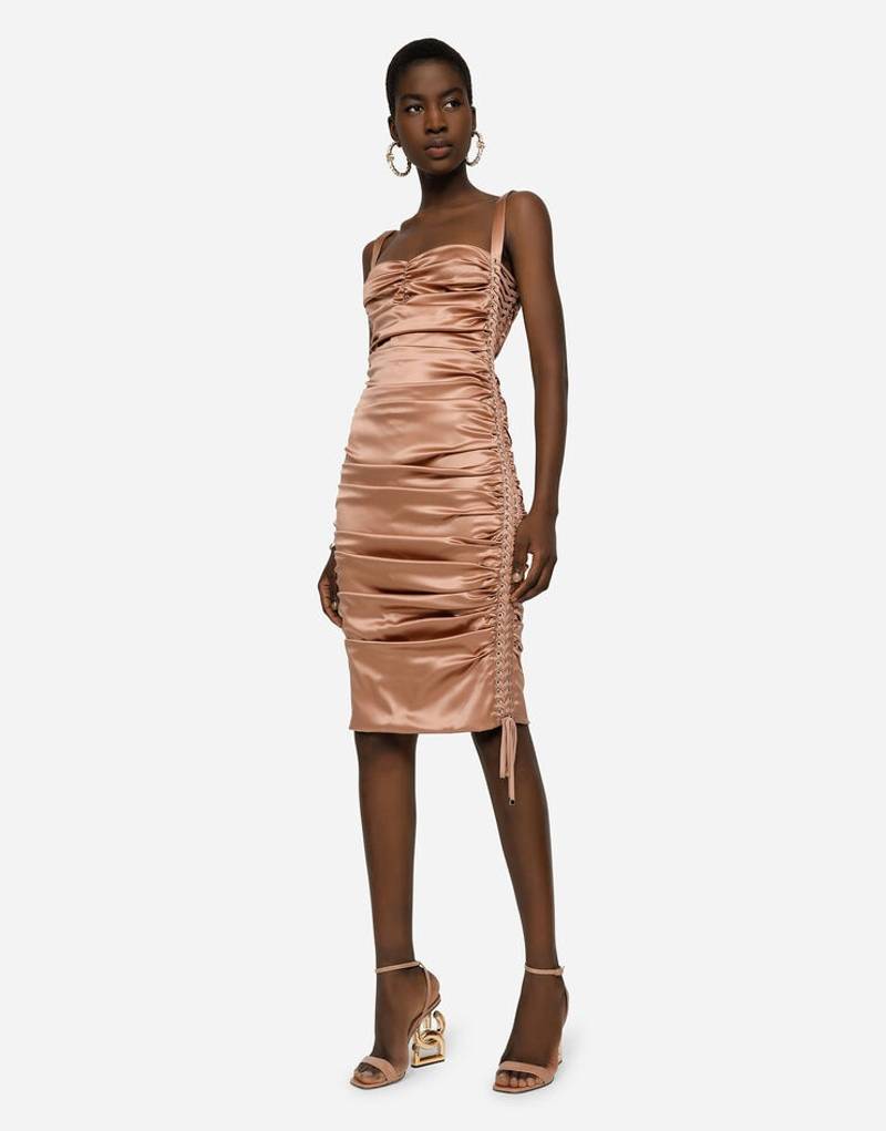 Satin midi 드레스 와 draping 과 lacing 5