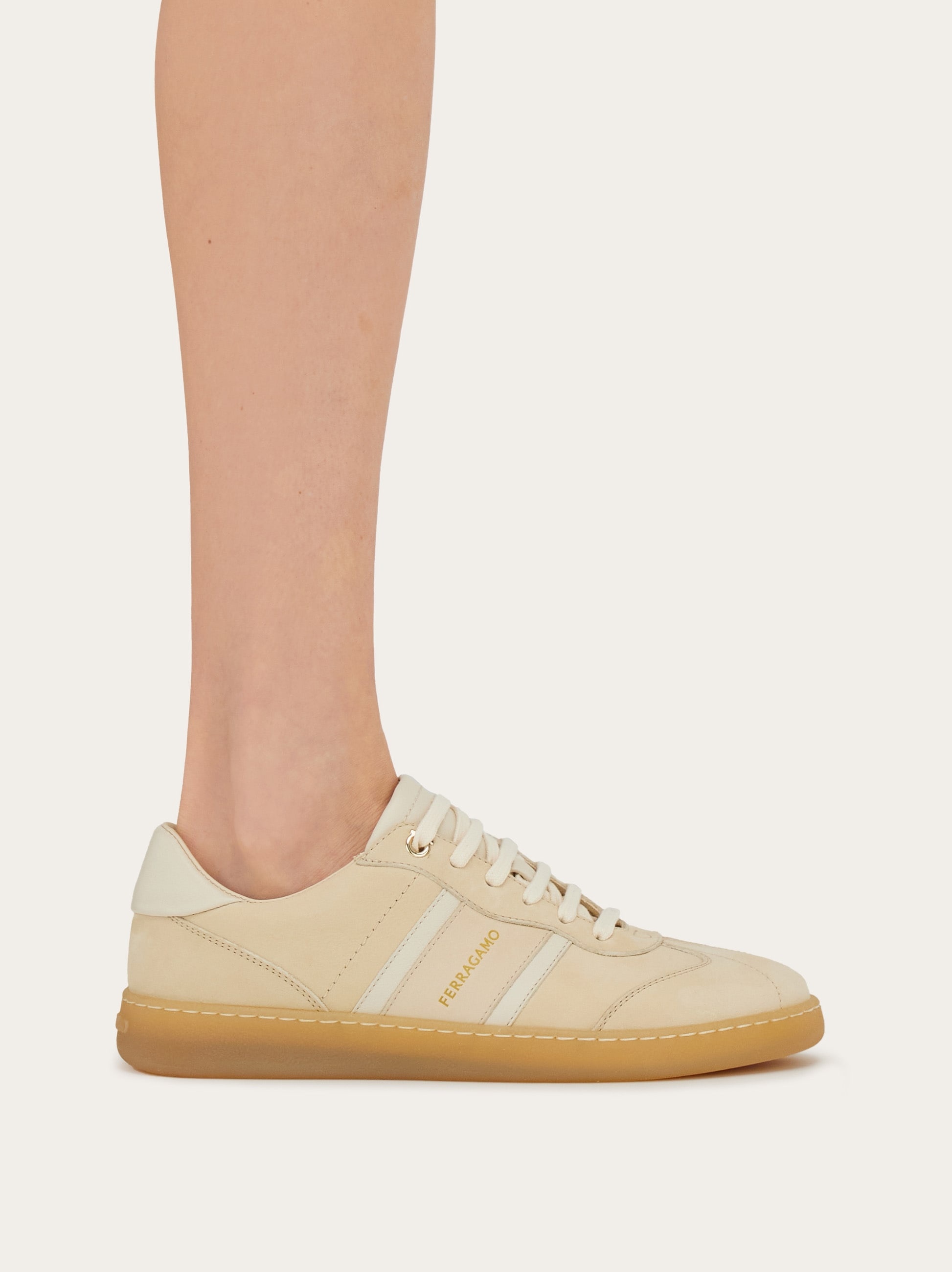 Low-top sneaker with logo - 3
