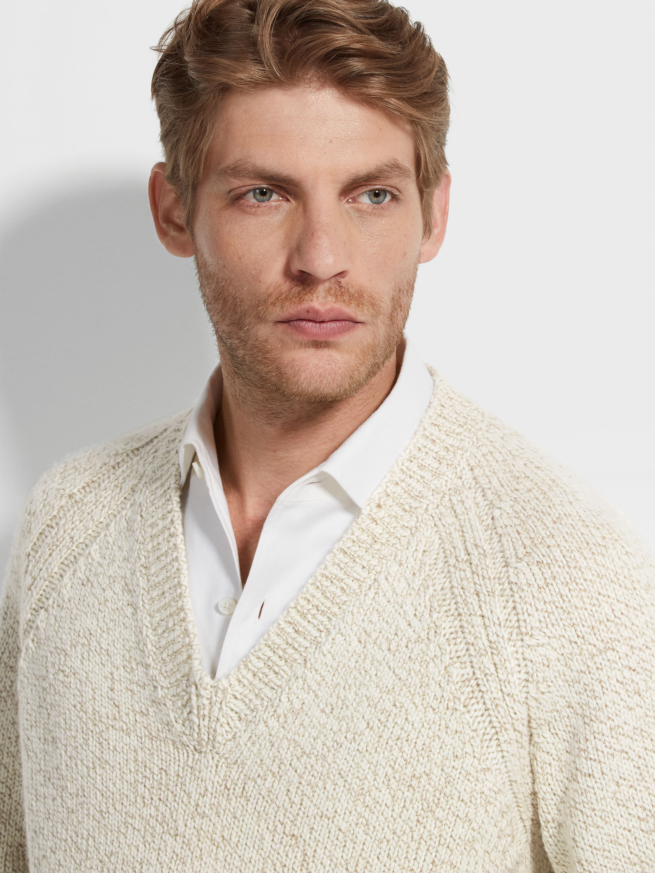 LIGHT TAUPE AND WHITE MÉLANGE CASHMERE AND WOOL V-NECK - 2