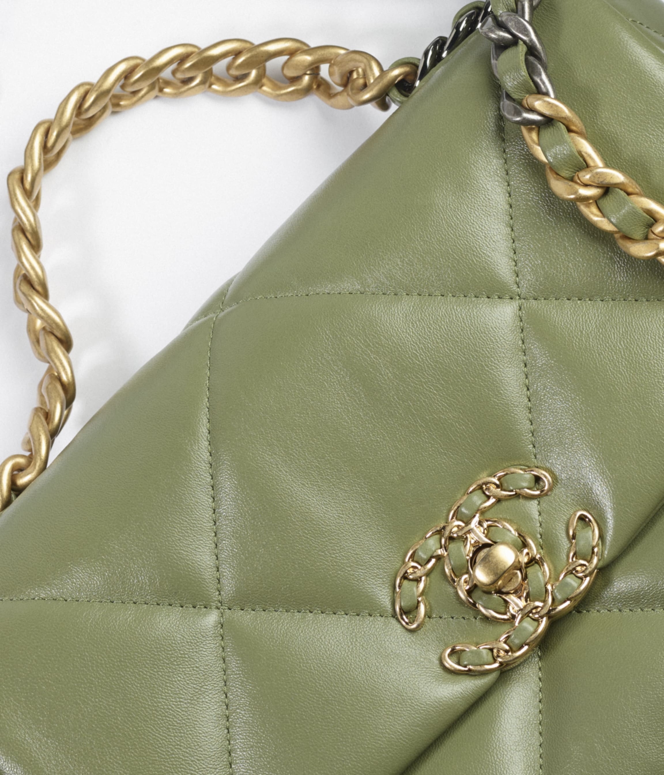 CHANEL 19 Handbag - 3