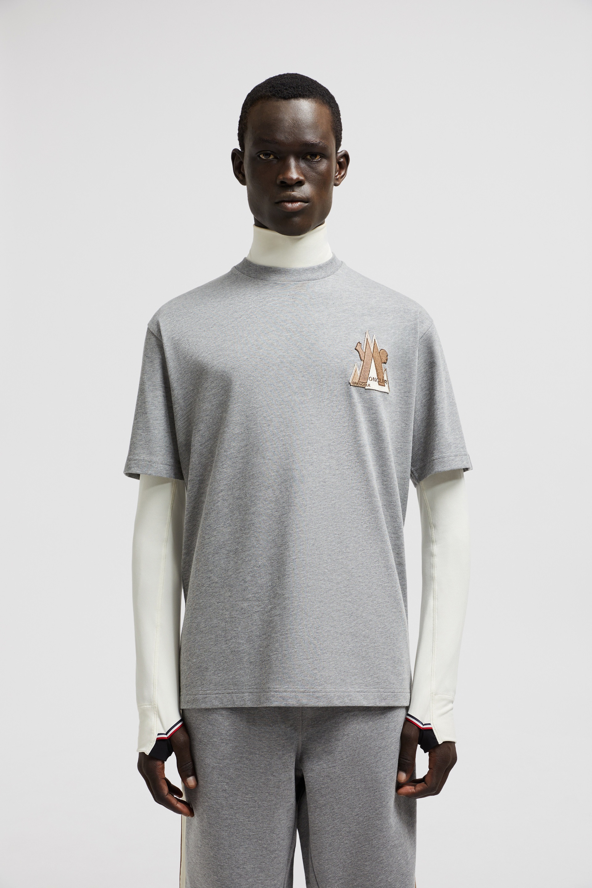 MONCLER GRENOBLE 2023/24秋冬新作 刺繍ロゴパッチ付き Tシャツ Moncler Grenoble Embroidered Mountain Logo T-Shirt | REVERSIBLE