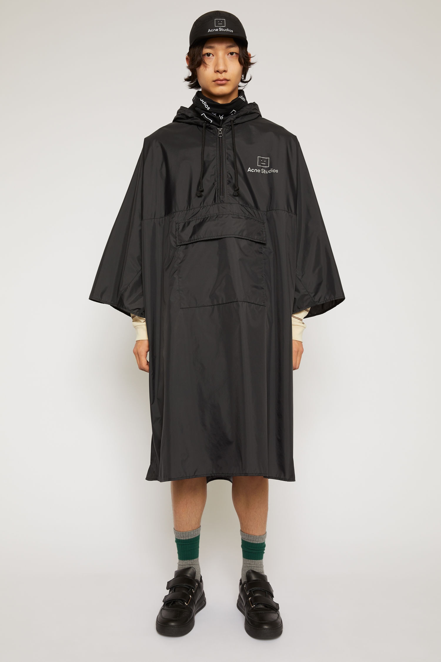 Reflective face motif poncho black - 2