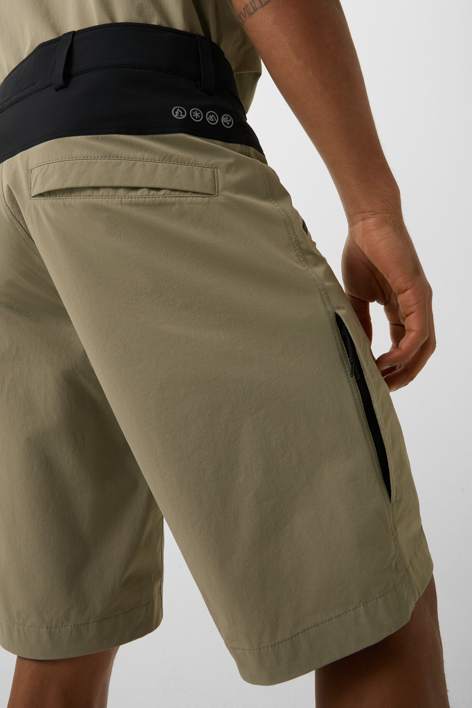 Cewan Functional shorts in Beige/Black - 6
