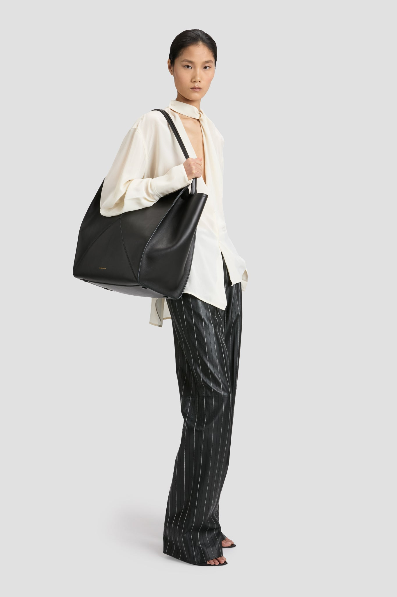 Victoria Tote In Black Soft Leather - 3