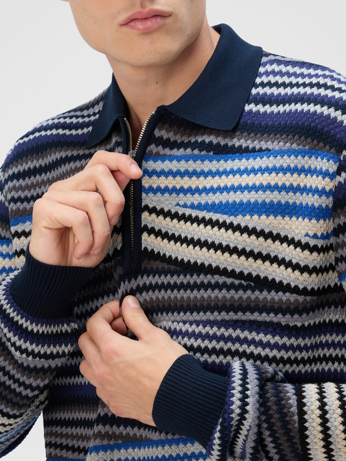 Long Sleeve Polo with Zip and Striped Zigzag Pattern - 5
