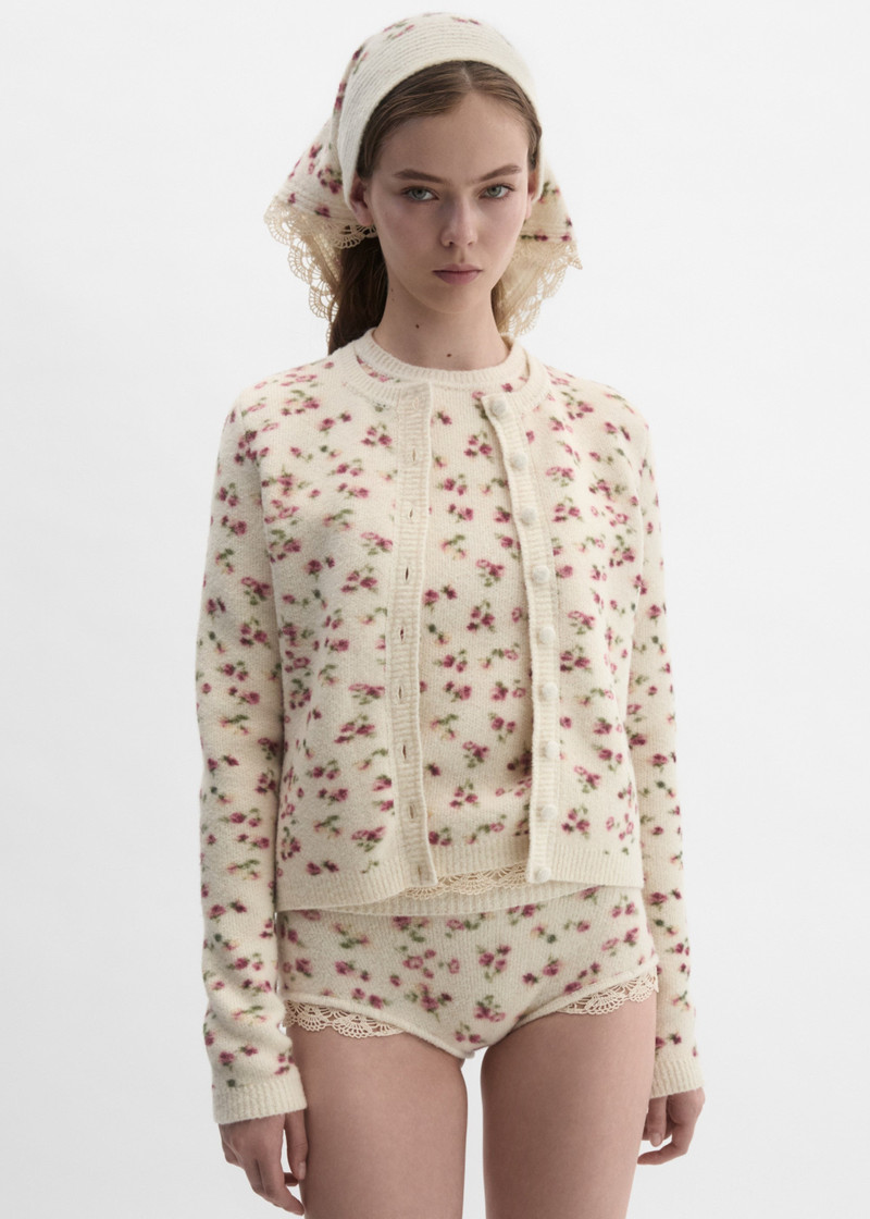 Floral scarf with lace trim in cream 4