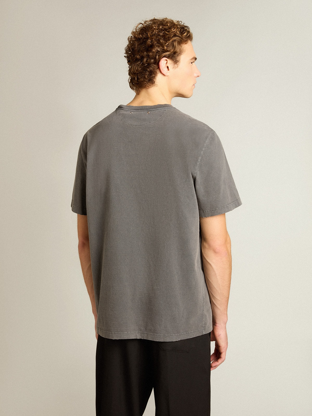 Men's anthracite gray T-shirt with distressed treatment - 4