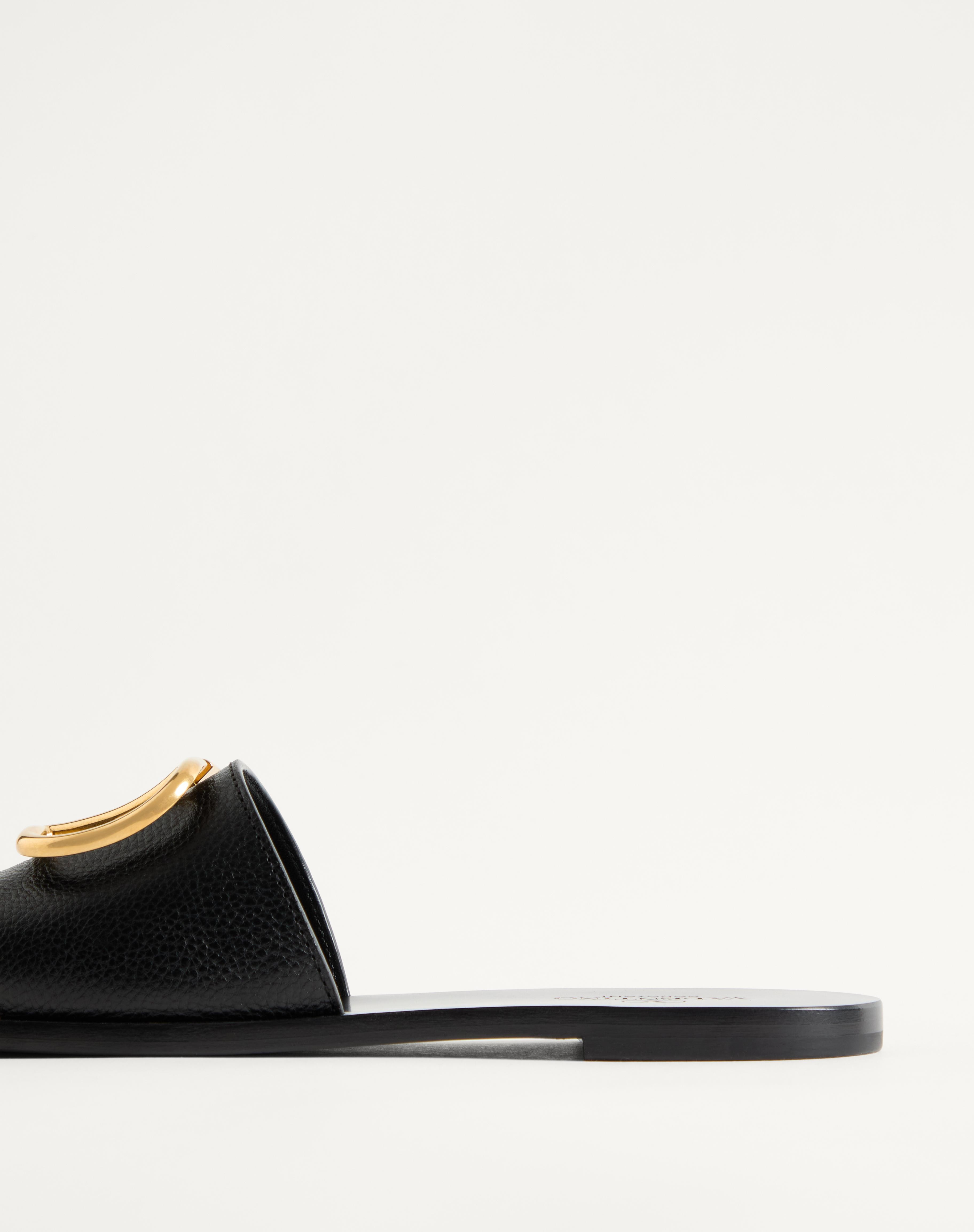 VLOGO SIGNATURE SLIDE SANDAL IN GRAINY COWHIDE WITH ACCESSORY - 7
