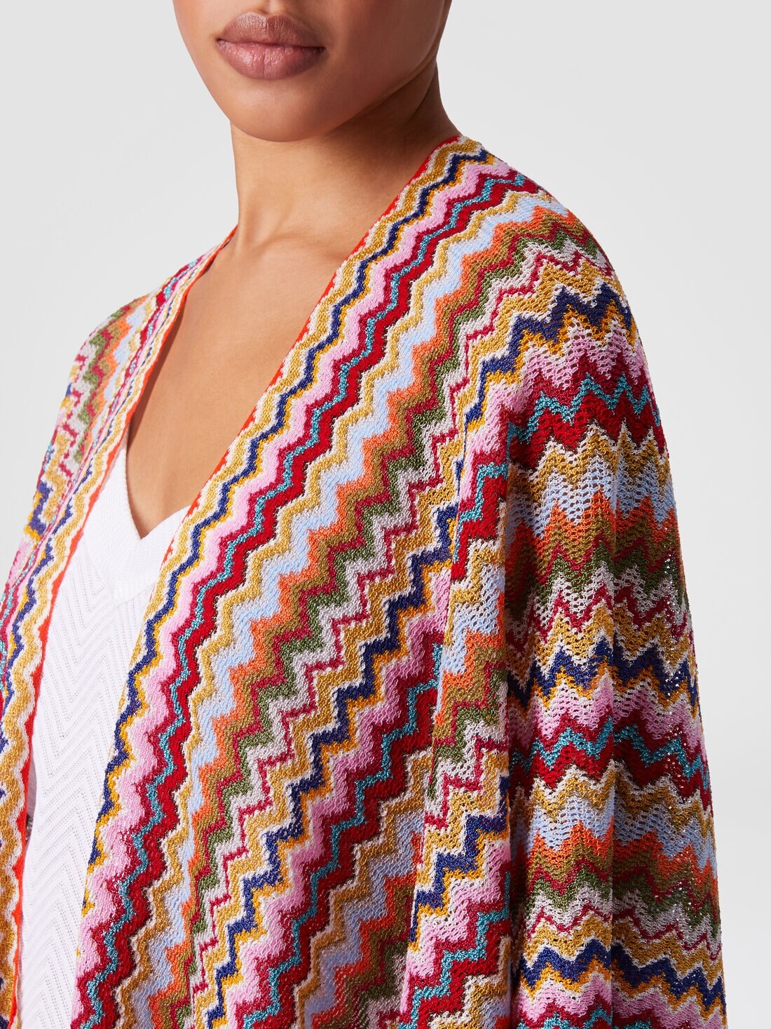 Knit poncho with chevron pattern and fringes - 4