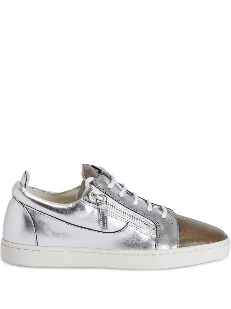Nicki sneakers 1