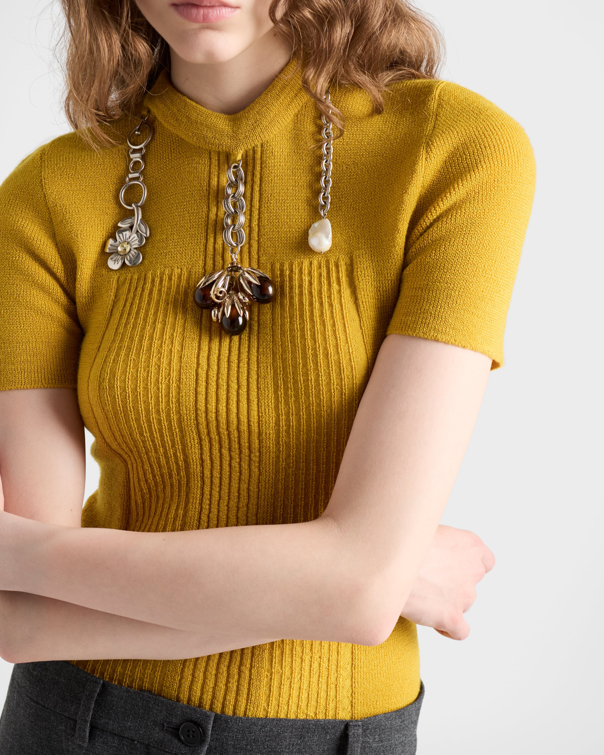 Short-sleeved wool knit sweater with pendants - 3