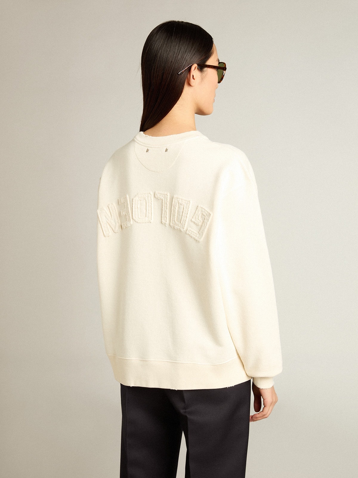 Sweatshirt in aged white with reverse logo on the back - Asian fit - 7