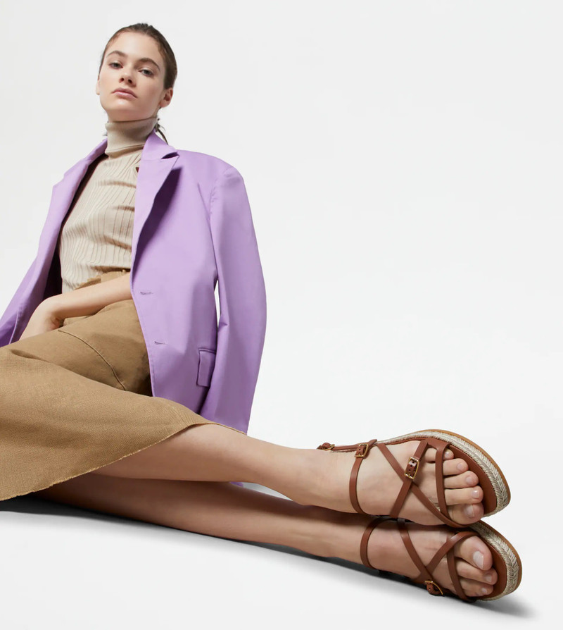 Tod's SANDALS IN LEATHER - BROWN outlook