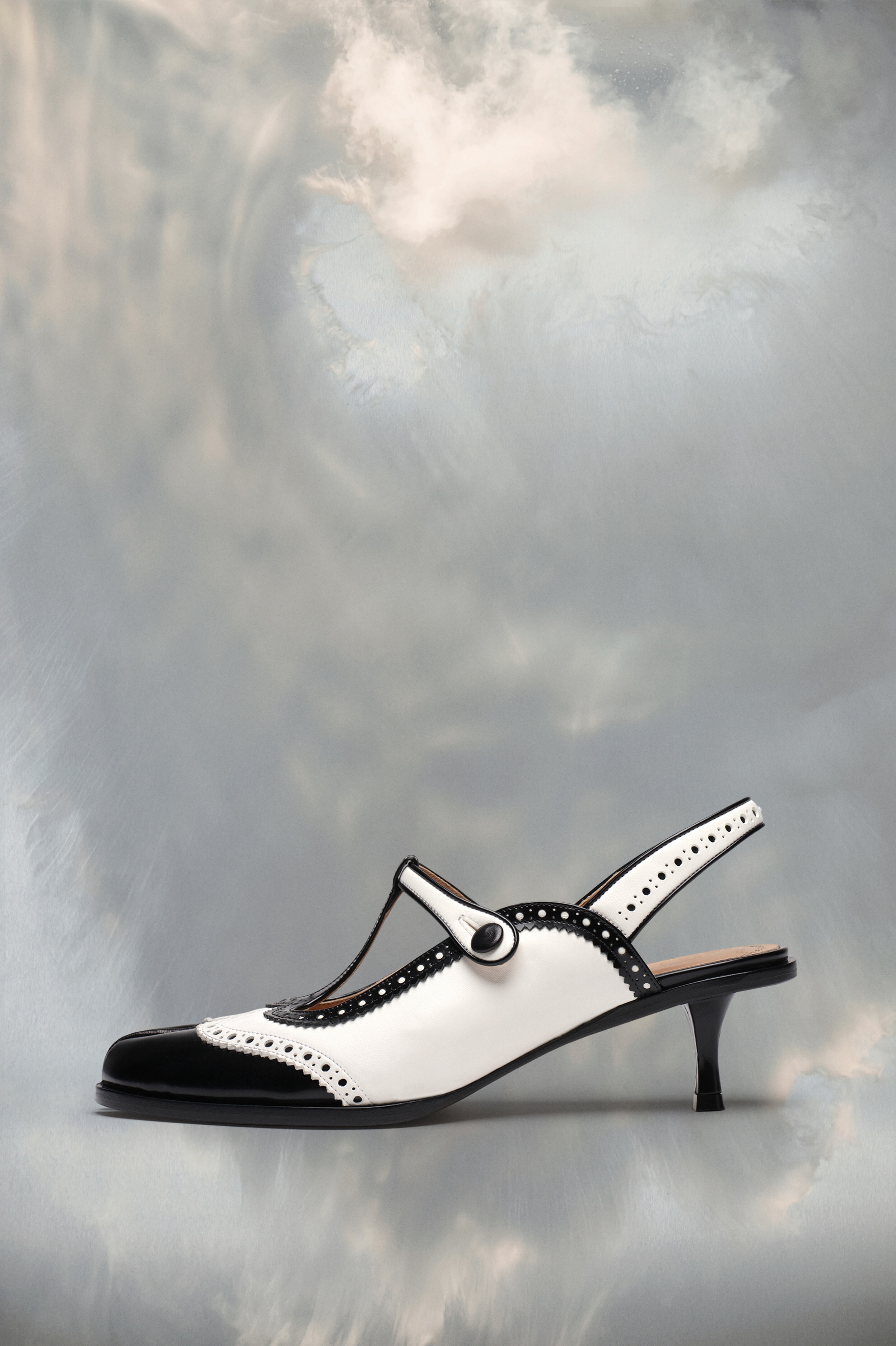 直営店買付 『Maison Margiela』Tabi slingback shoesローヒール Maison Margiela Women's' Tabi Slingback Shoes in Beige | LN-CC®