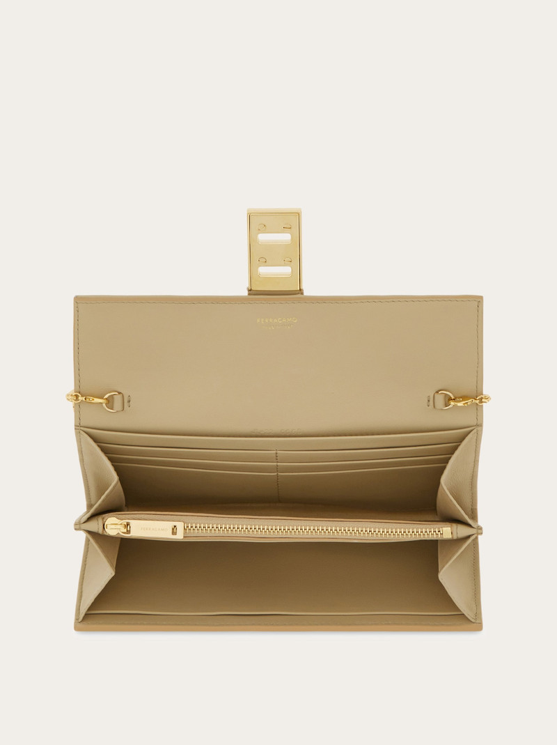 Hug wallet with chain 4