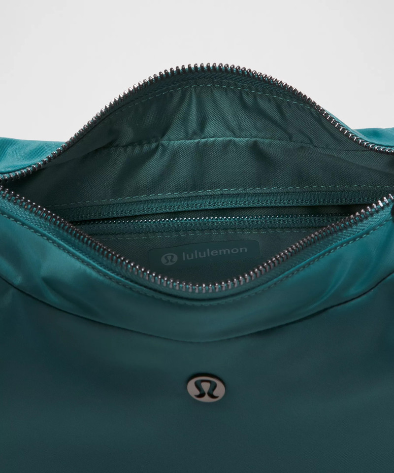 City Essentials Shoulder Bag 4L 5