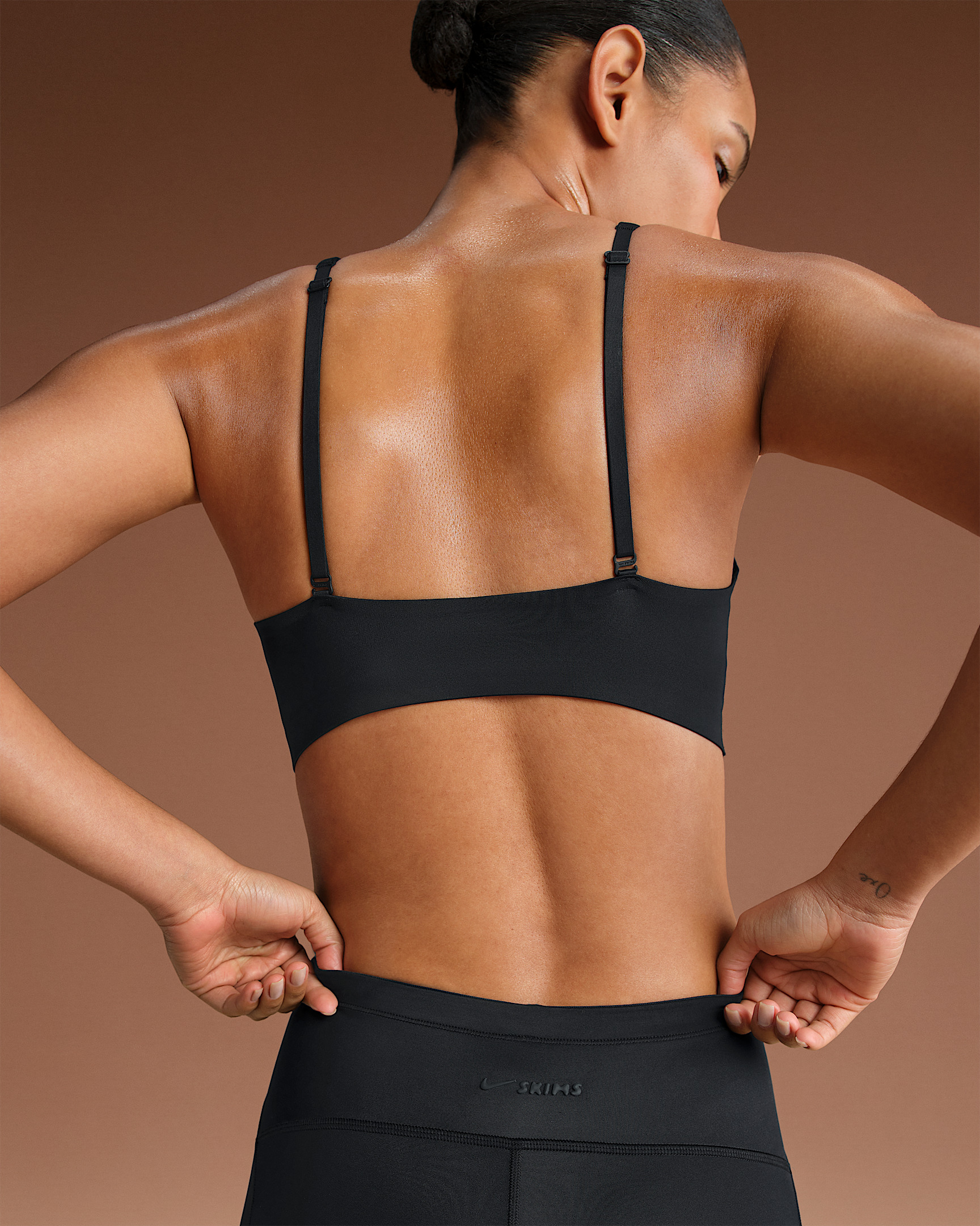 NikeSKIMS Shine Women's V-Neck Bra - 2