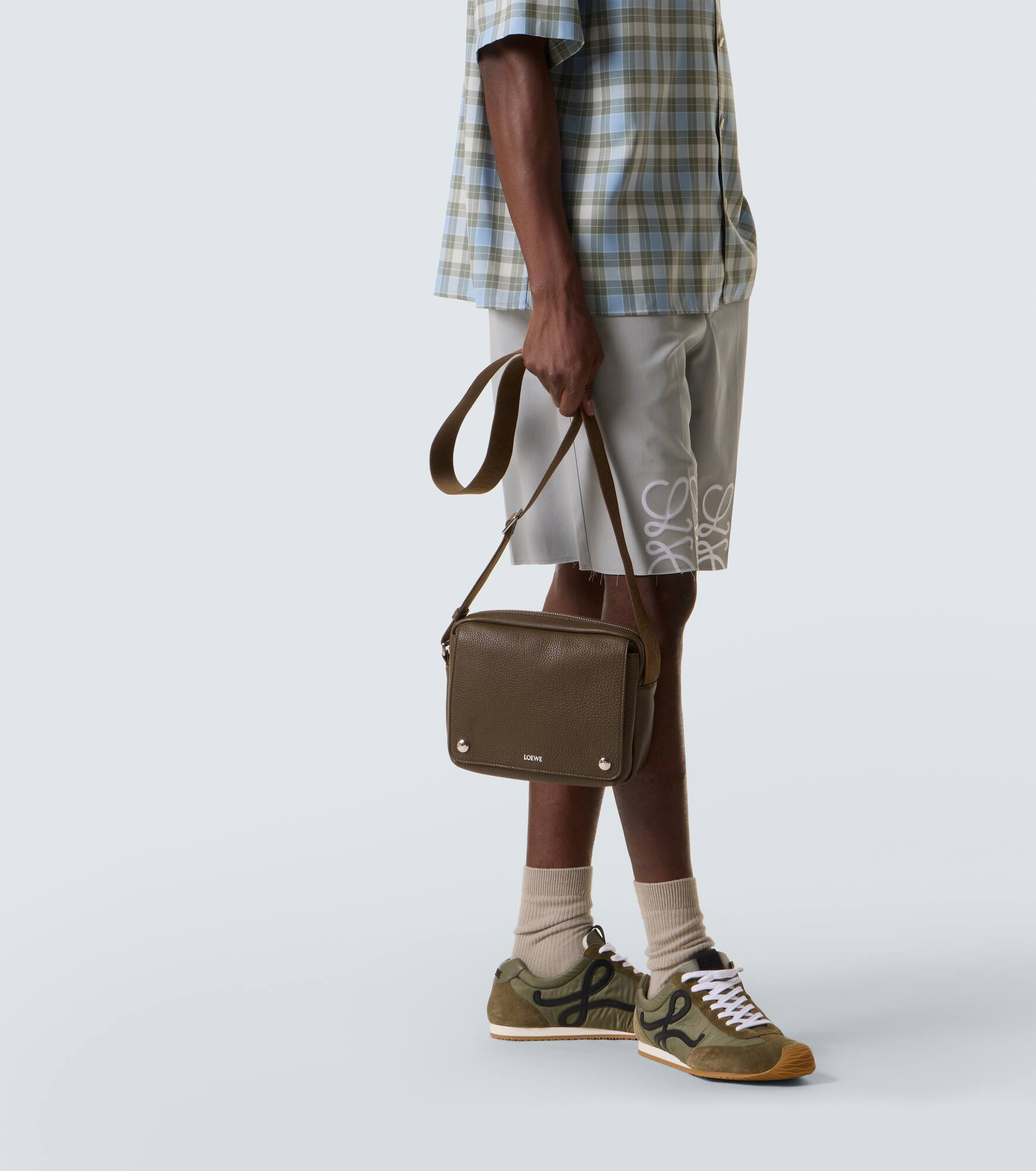 Pebble Medium leather messenger bag - 2