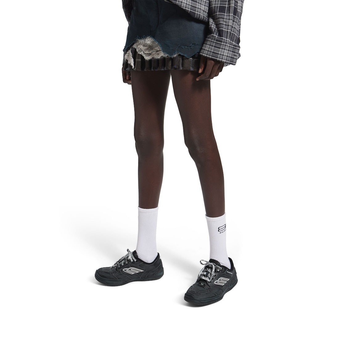 Women's Hamptons Worn-out Sneaker in Black - 9