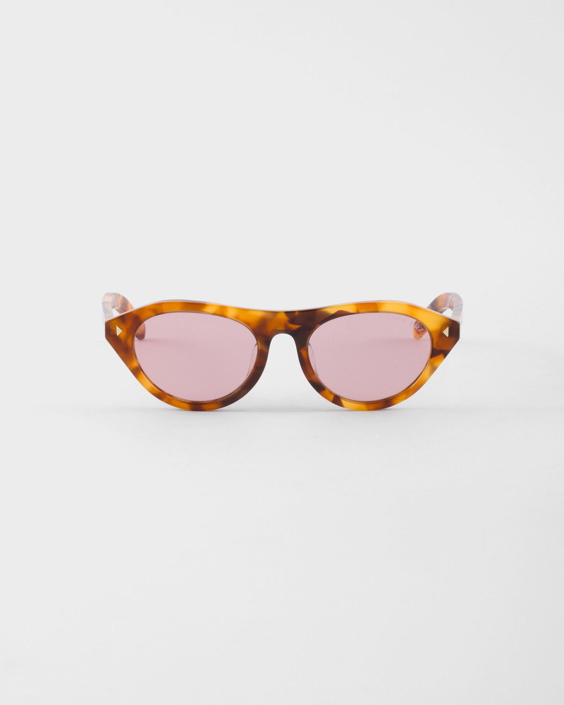 상징 금속 plaque를 가진 Prada sunglasses 1