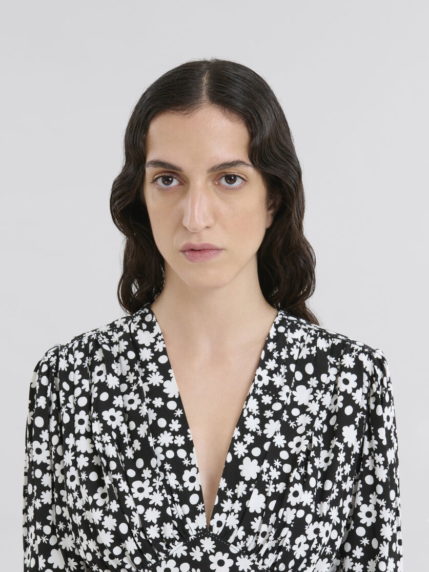 BLACK AND WHITE SHORT SATIN DRESS WITH POP FIELDS MOTIF - 4