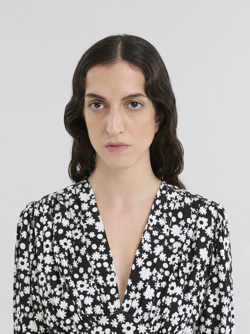BLACK AND WHITE SHORT SATIN DRESS WITH POP FIELDS MOTIF 4