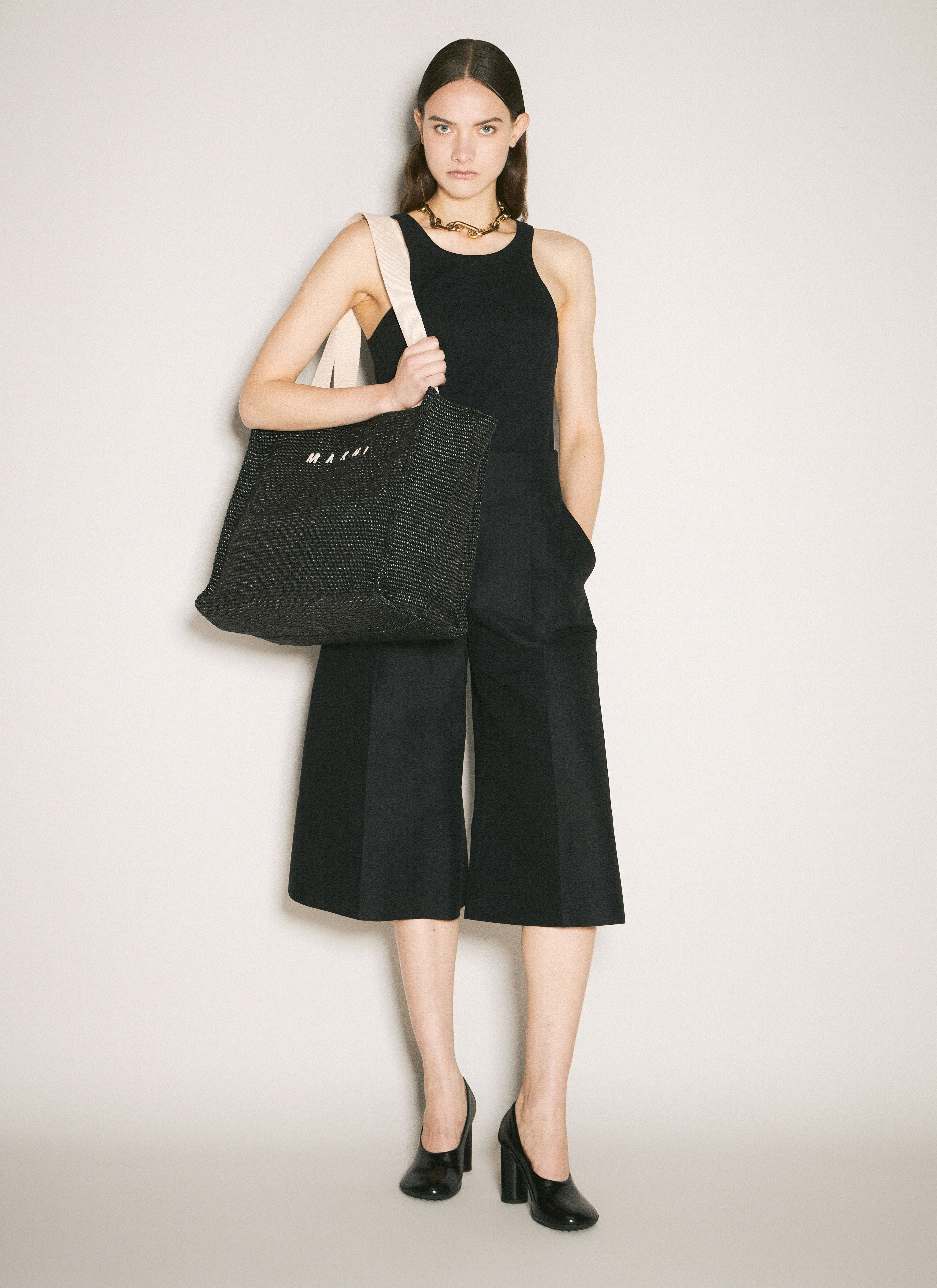 パンツ MARNI SS25 CROPPED PANT (PAMA0540S0TCX28 00N99) Black wide leg cotton Bermuda shorts with Marni Symbol | Marni