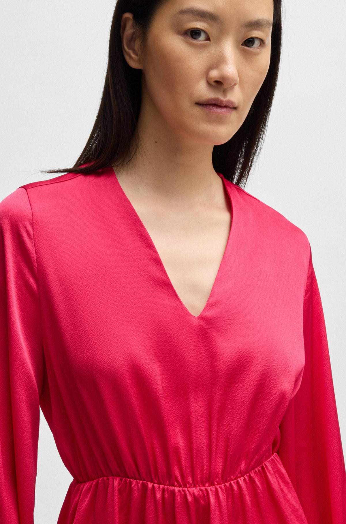V-NECK DRESS IN HAMMERED SATIN - 5