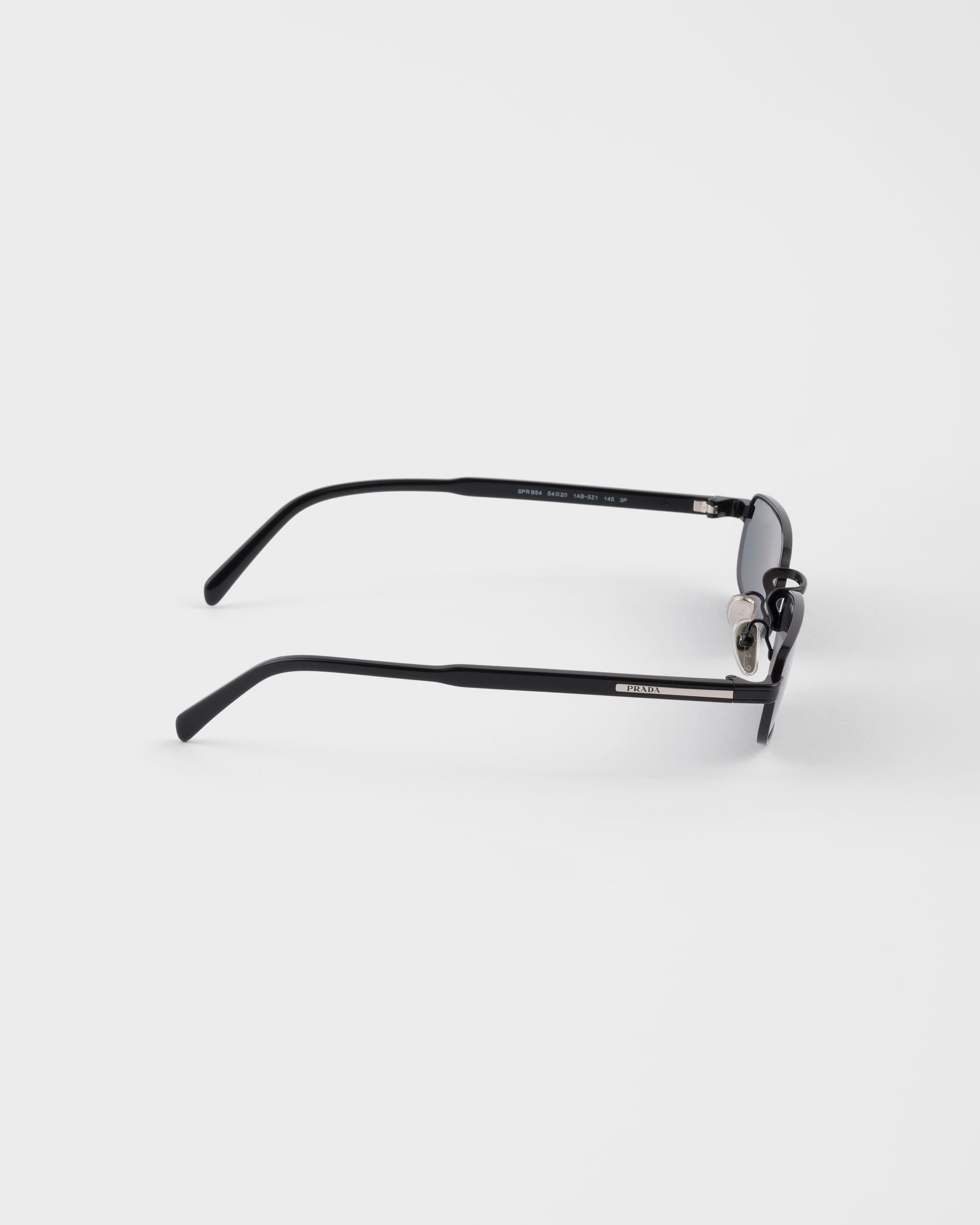 Sunglasses with the iconic metal plaque - 3