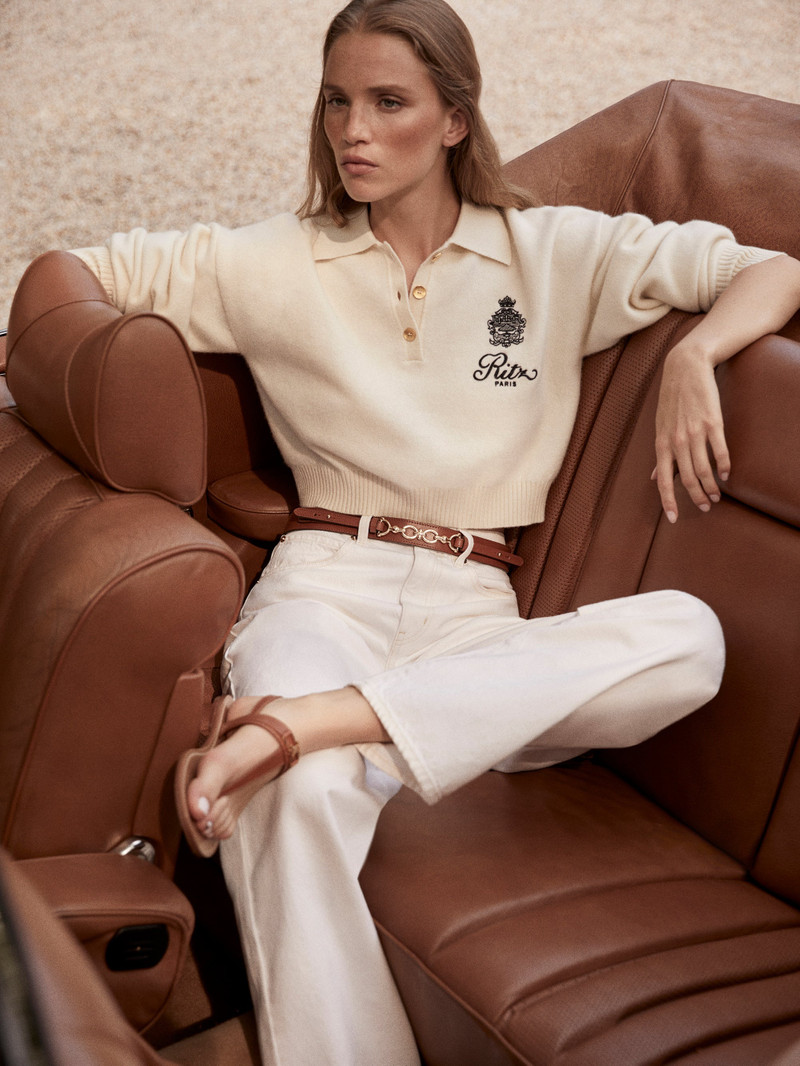 FRAME Ritz Women's Crest Cashmere Sweater in Cream outlook