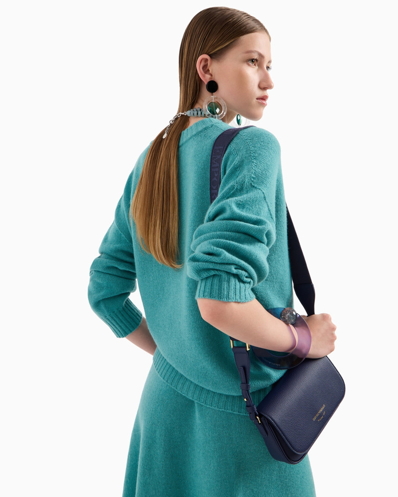 Plain-knit, virgin-wool, seamless V-neck jumper 5