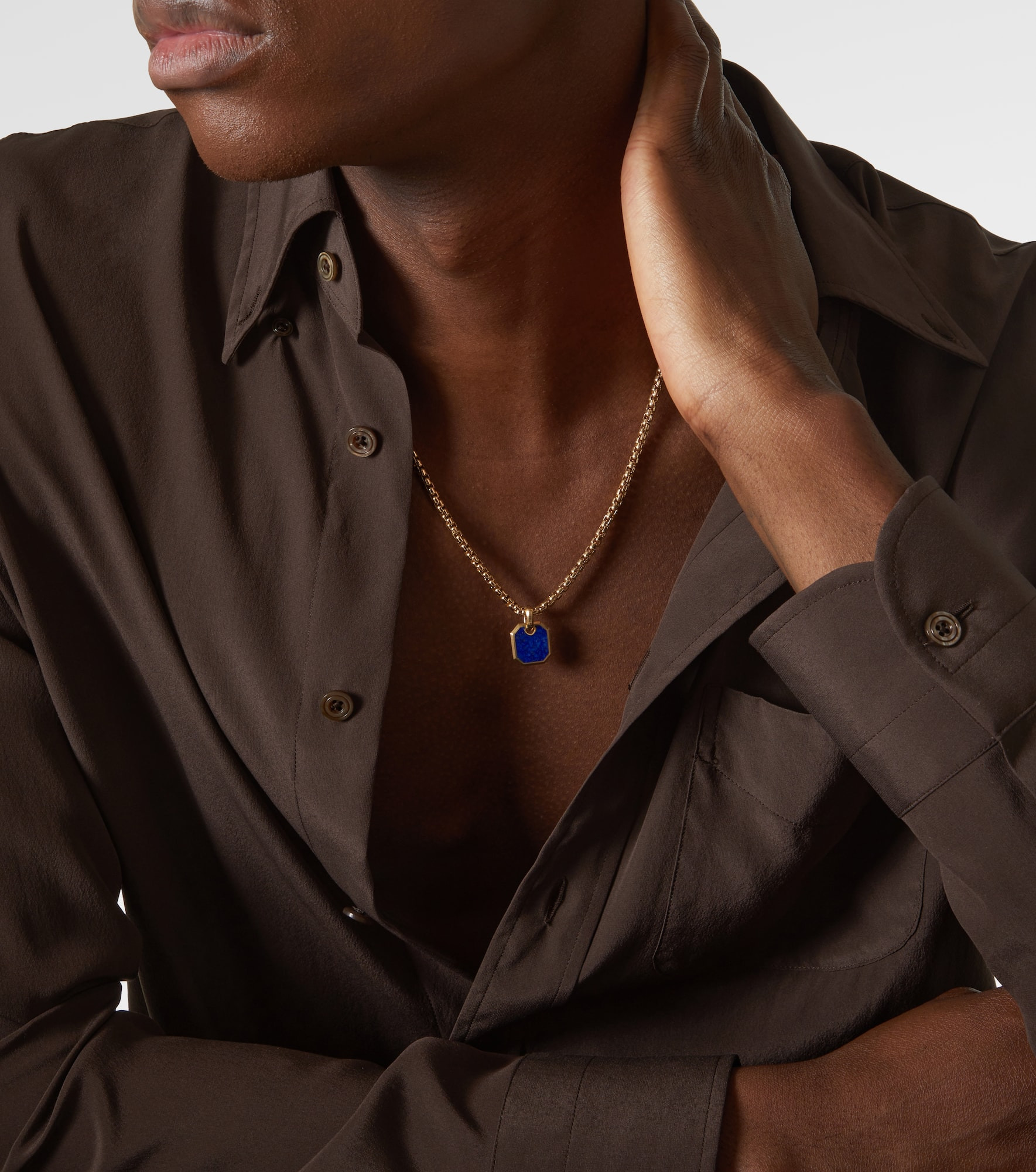Amulet 18kt gold pendant with lapis lazuli - 2
