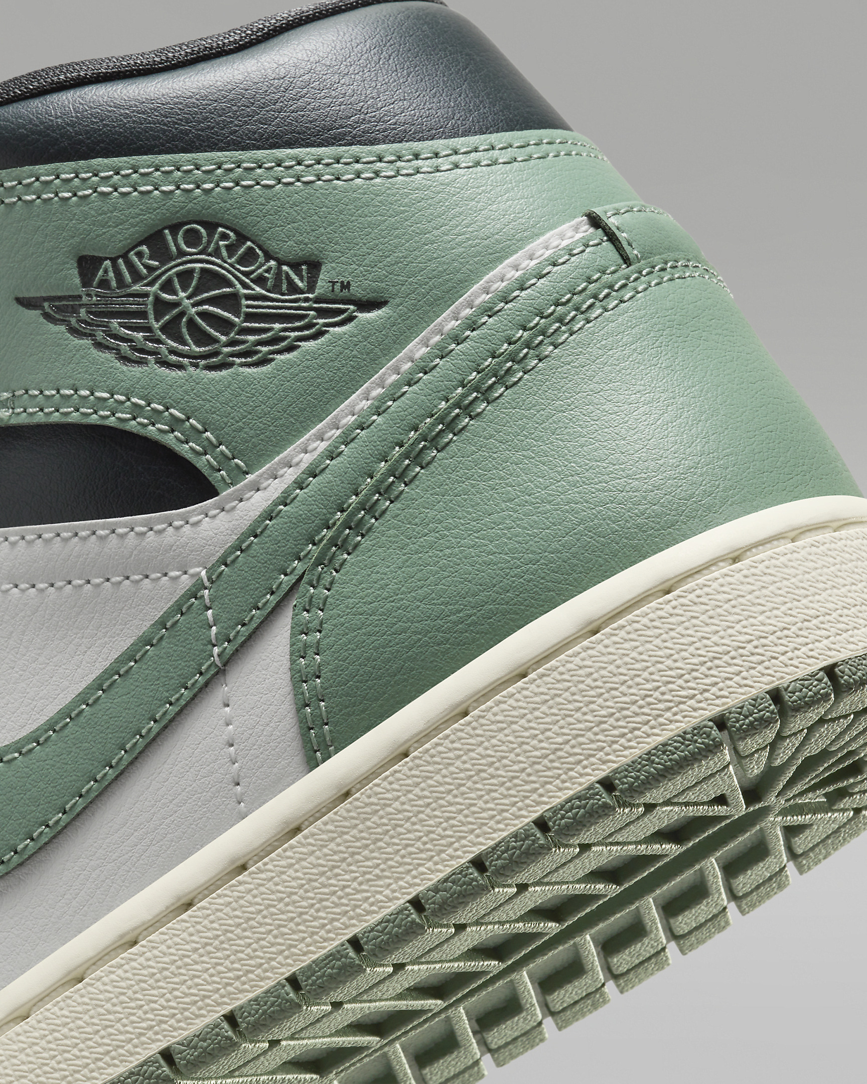Air Jordan 1 Mid Women's Shoes - 8
