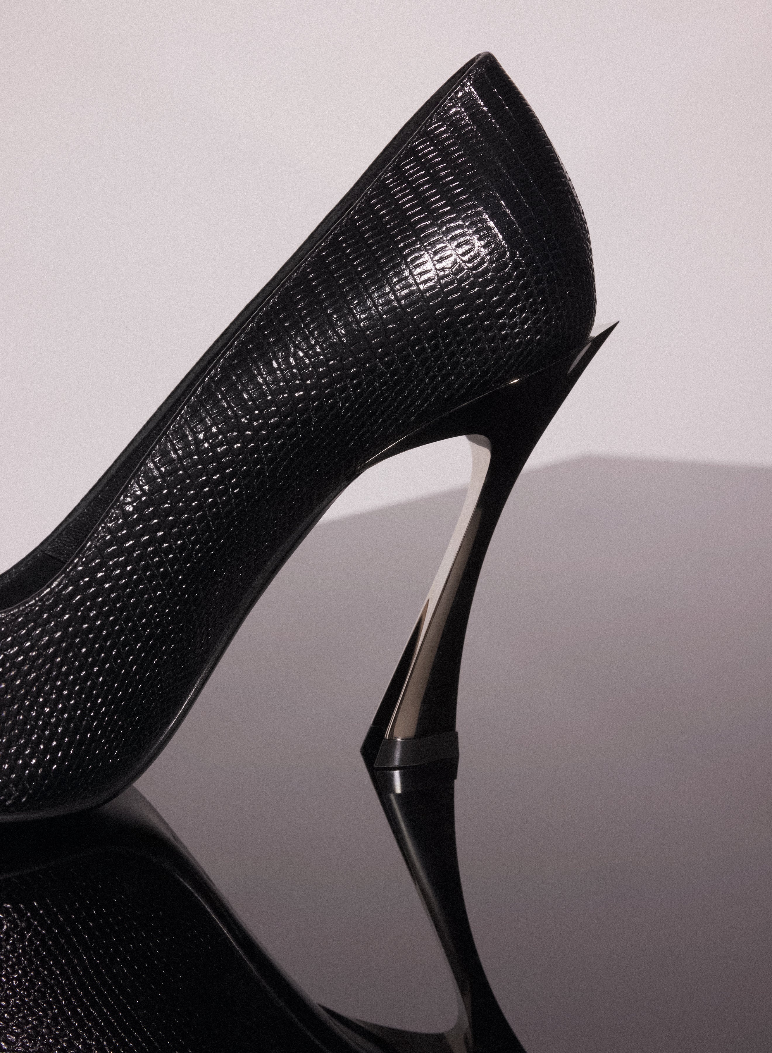 black leather grainy fang 95 pump - 3