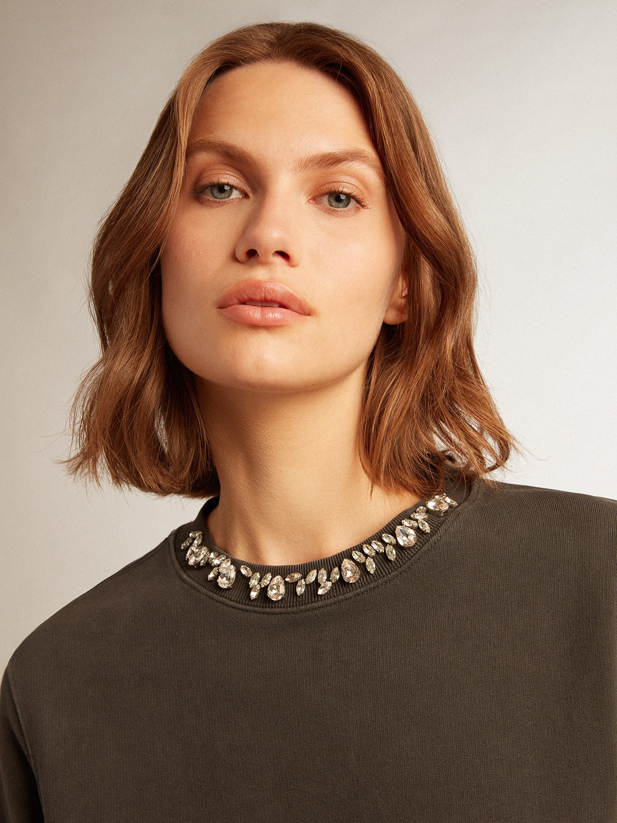 Golden Collection sweatshirt in anthracite gray with cabochon crystals - 5