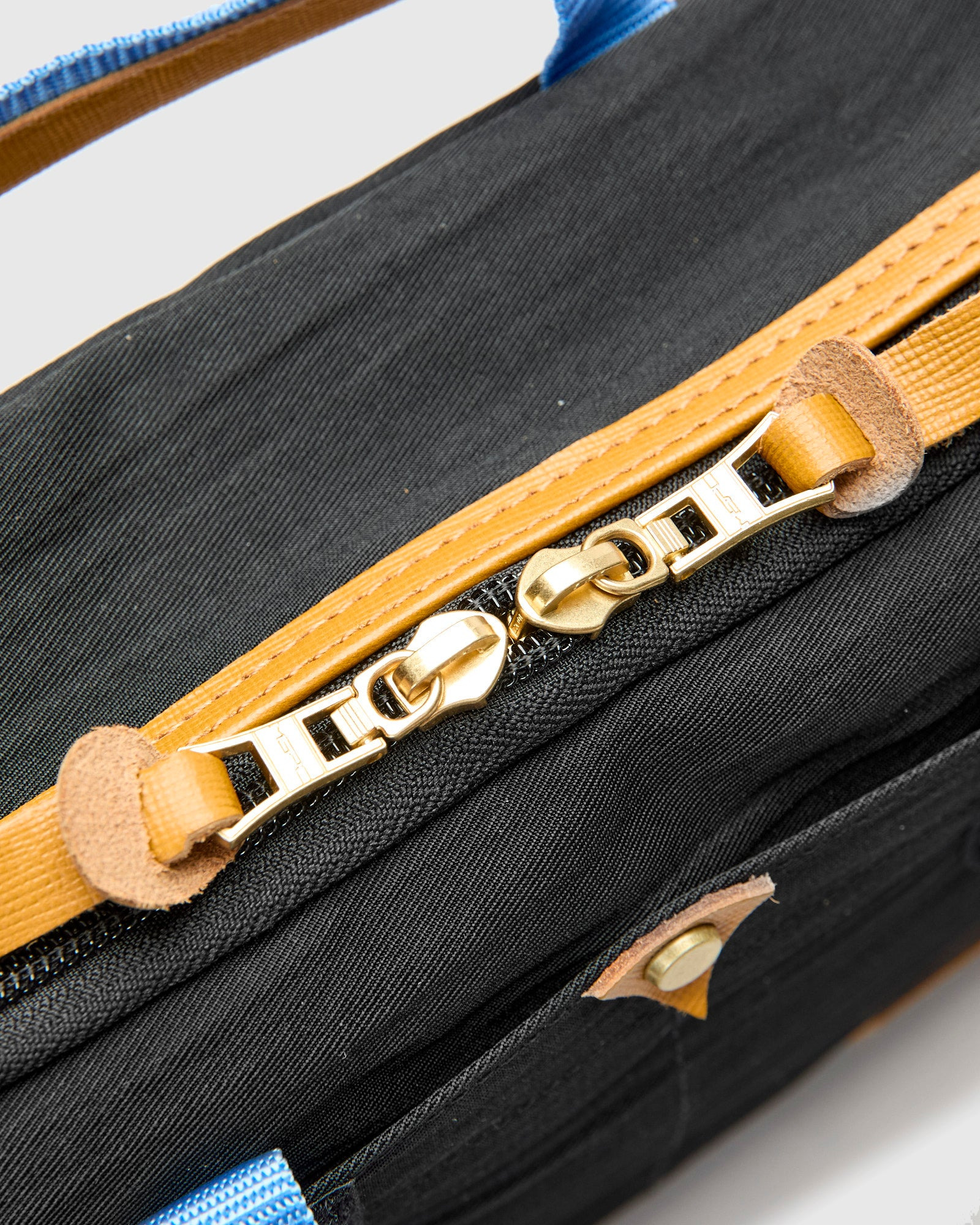 Link Shoulder Bag v2 in Black - 4