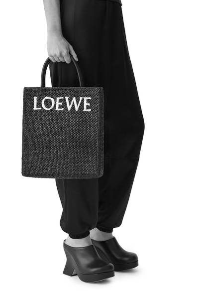 Loewe Standard A4 Tote bag in raffia outlook
