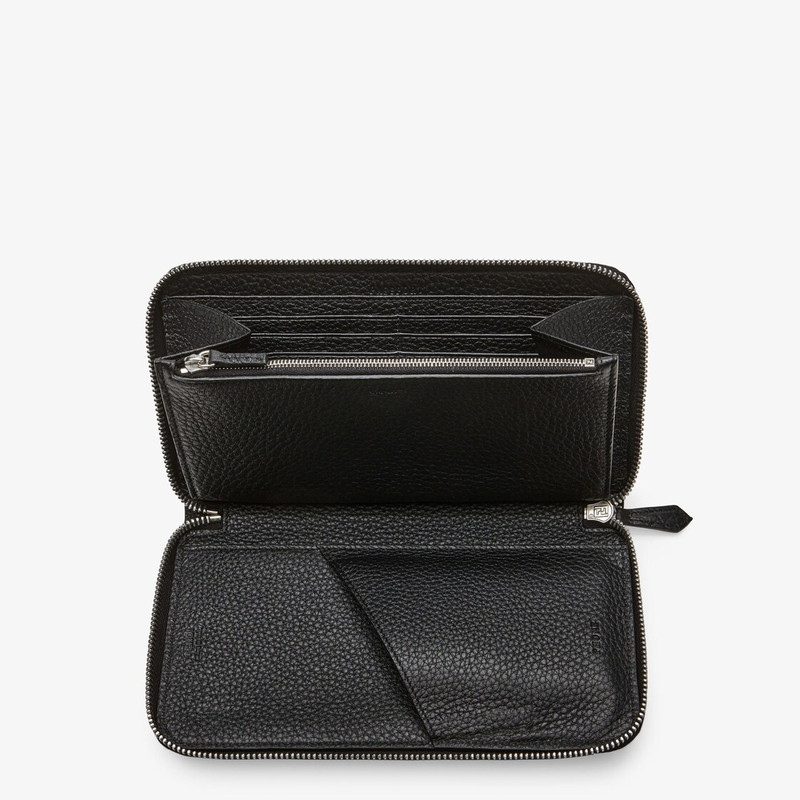 FENDI Rectangular continental wallet with zip fastening along three sides. Divided into a telephone pocket outlook