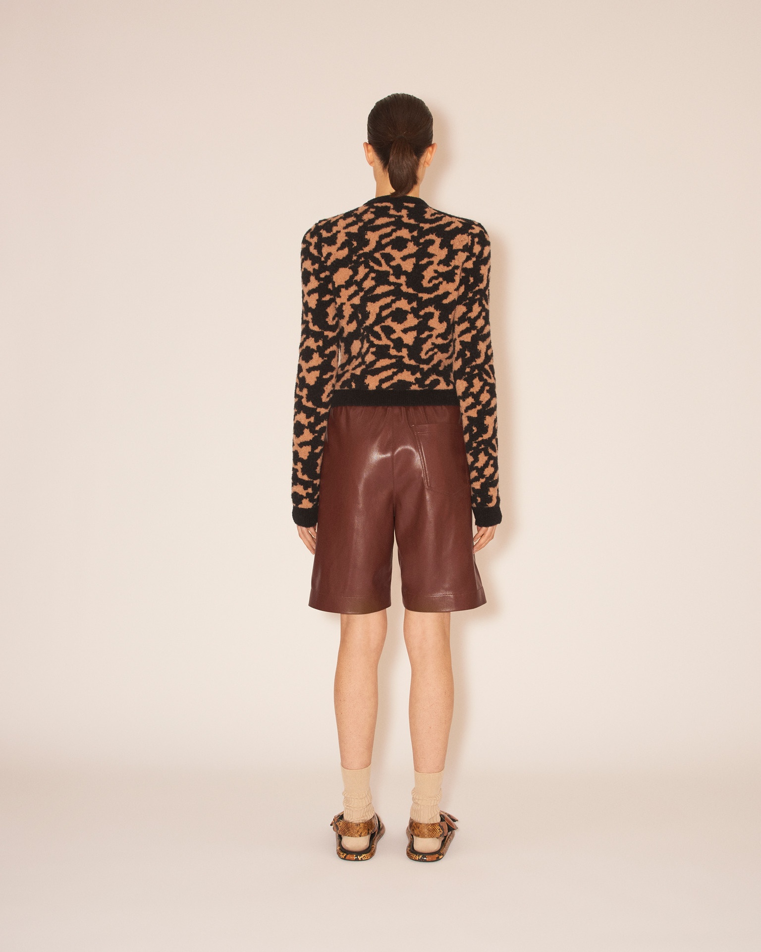 MUNIRA - Karate silouette OKOBOR™ alt-leather shorts - Plum chutney - 5