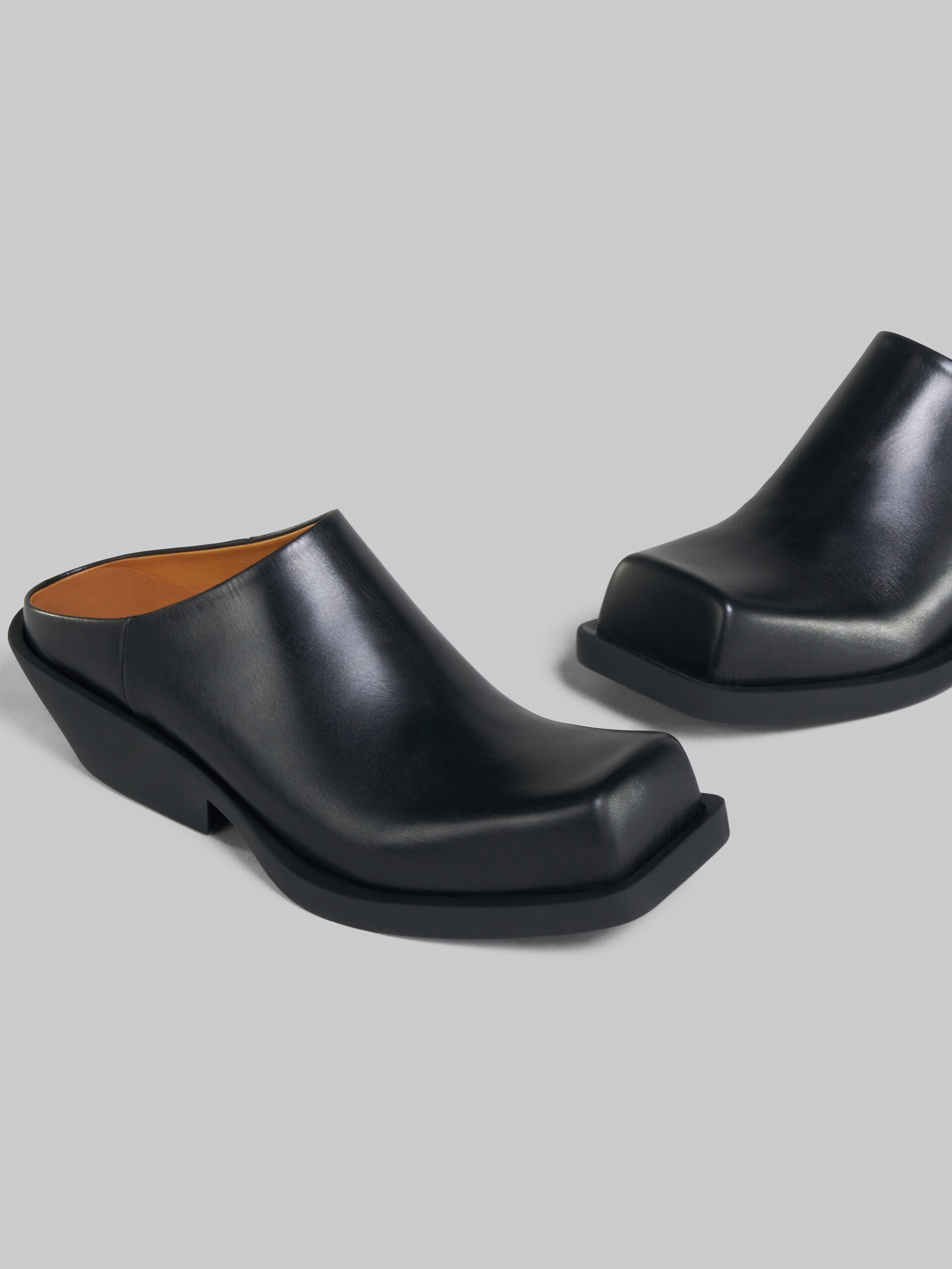 BLACK LEATHER SABOT - 5