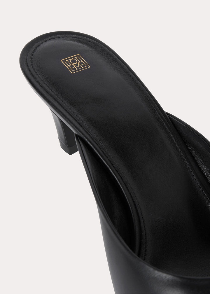 【Toteme】85mmレザーミュール Cream Crinkled-leather sandals | TOTEME | NET-A-PORTER