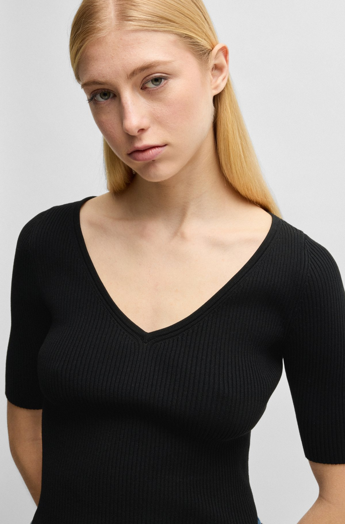 KNITTED SWEATER WITH V NECKLINE IN SLIM FIT - 5