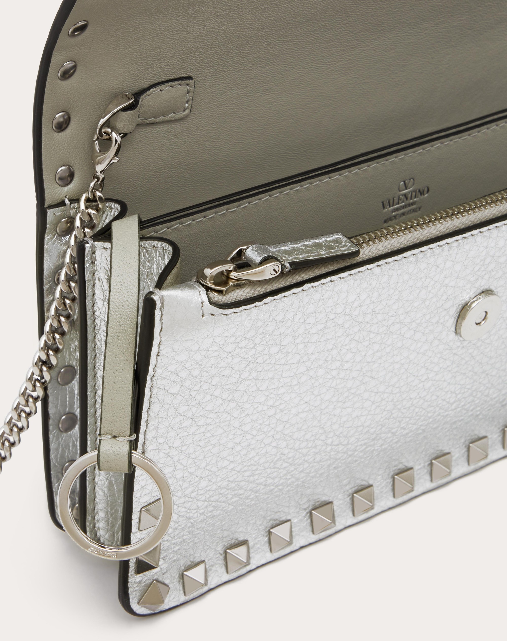 ROCKSTUD METALLIC GRAINY CALFSKIN WALLET WITH CHAIN - 6