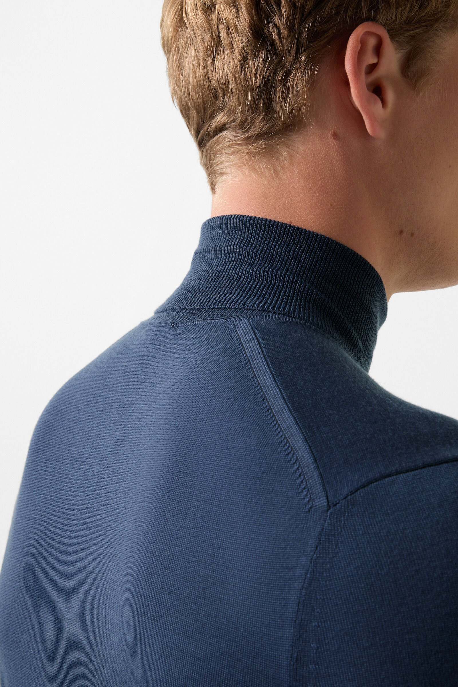 Gordon turtleneck pullover in Blue - 5