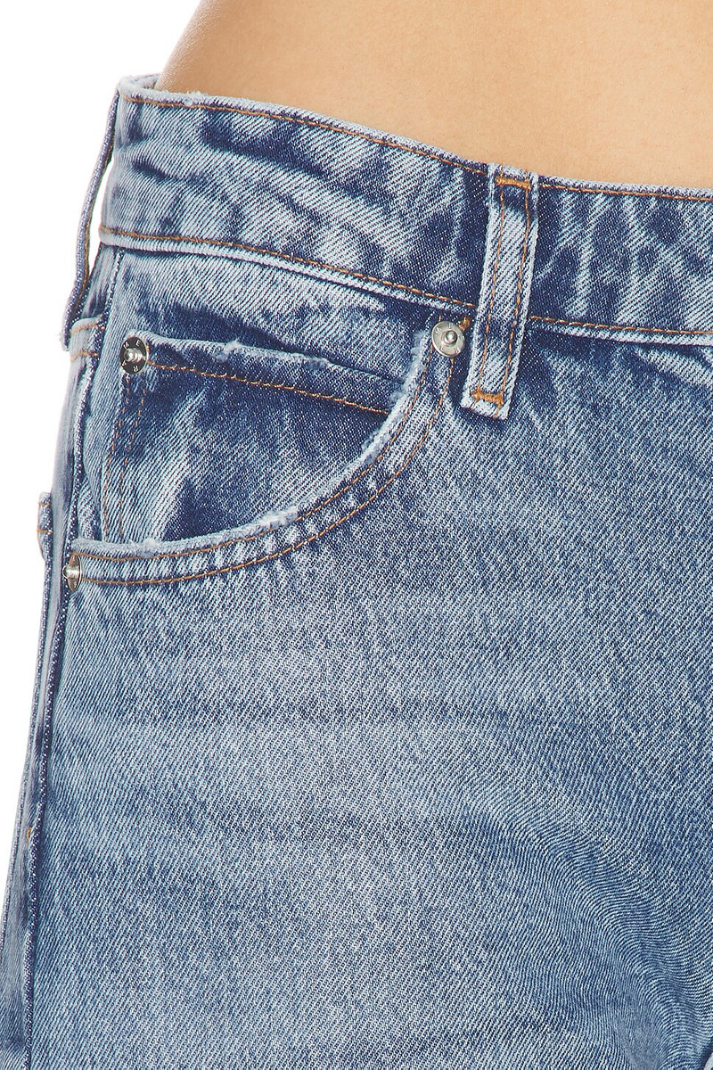 FRAME The Essential Jeans outlook