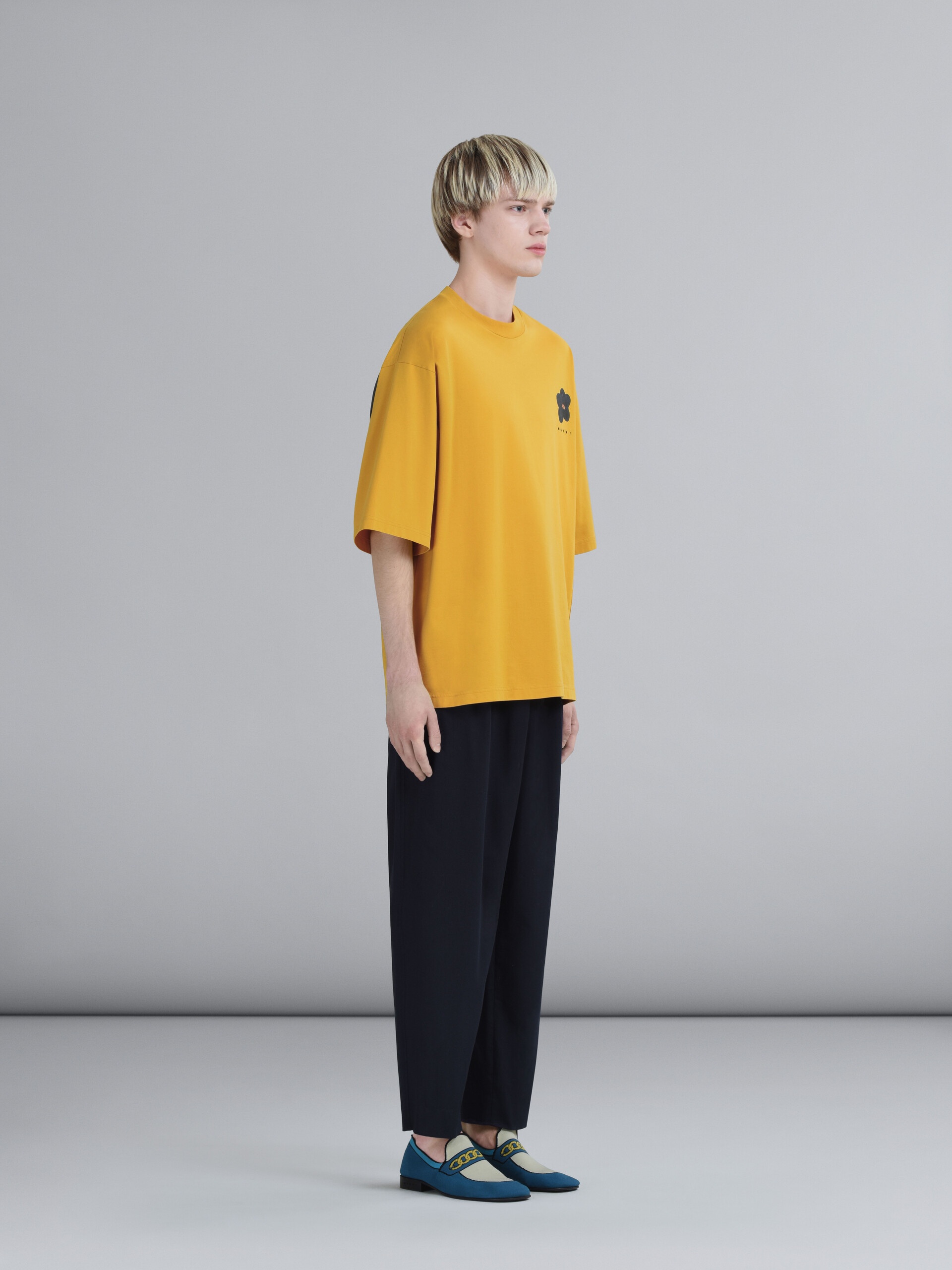 BLACK DAISY PRINT YELLOW JERSEY CREWNECK T-SHIRT - 5