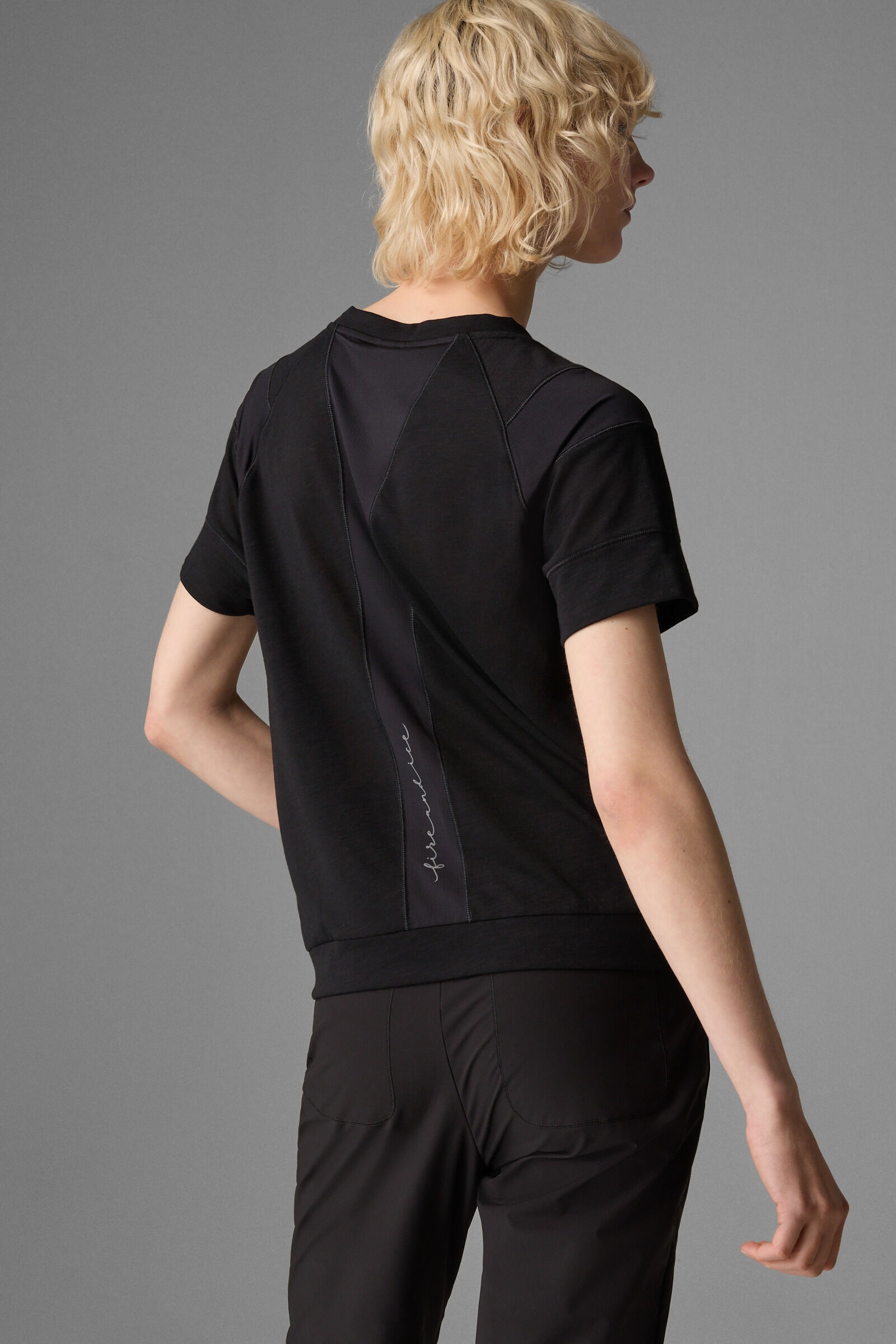 Helene T-shirt in Black - 3